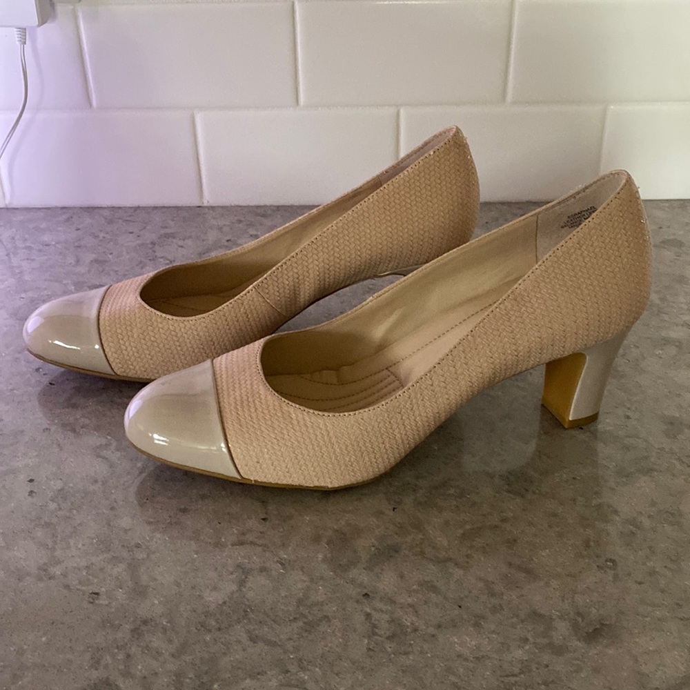 New Easy Spirit Heels Pumps